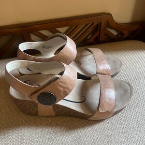 Women's Una Wedge Ankle Strap Tan Sandals
